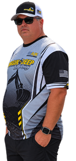 Andy Miller wearing a Diggin Deep team cap, sunglasses and racing shirt.